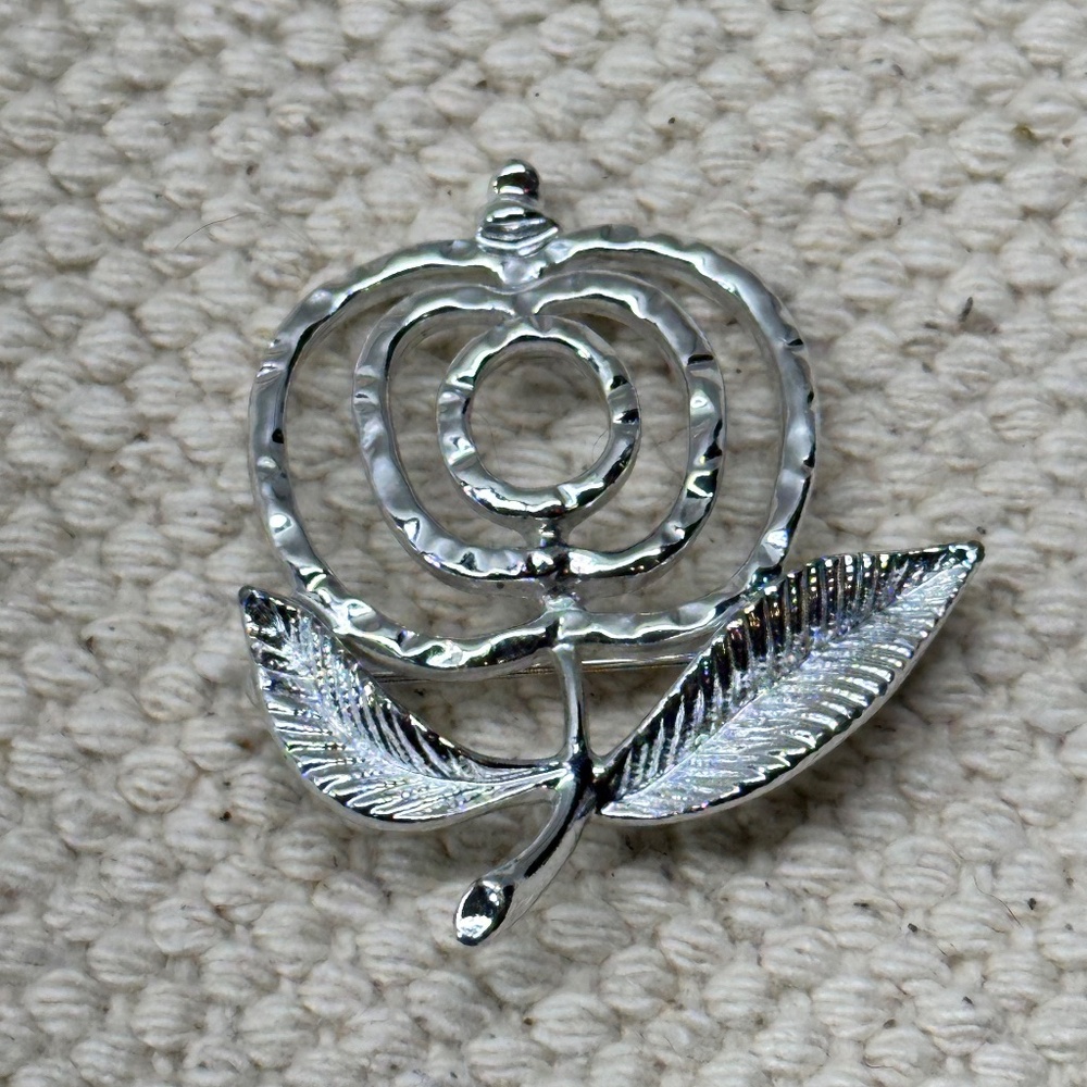 4 costume jewelry pins, Camel, Apple, Drummer, Fish - Picture 4 of 10
